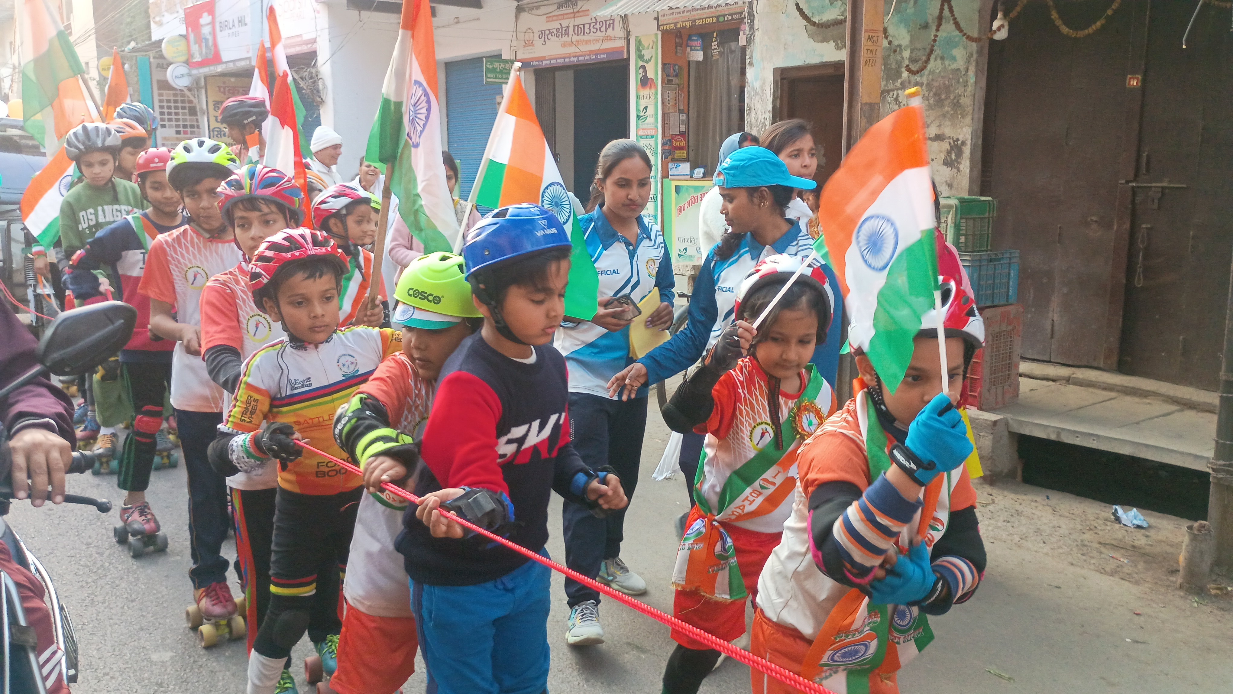 बच्चों ने स्केटिंग करते हुए देशभक्ति की भावना से ओतप्रोत रैली निकाली