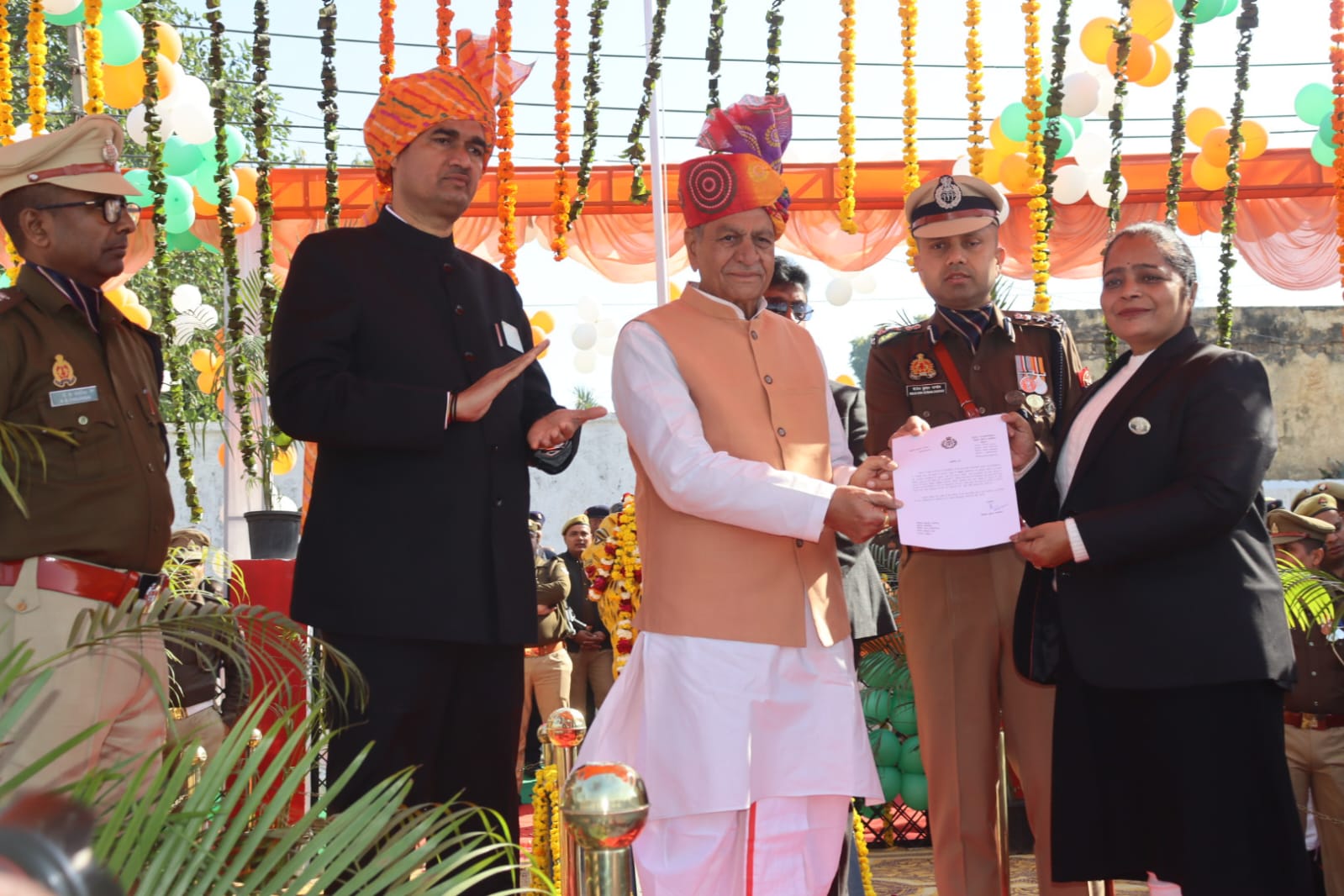 गणतंत्र दिवस पर स्पेशल डीजीसी श्रीमती अलका उपमन्यु को प्रशस्ति पत्र देकर सम्मानित करते कैबिनेट मंत्री चौधरी लक्ष्मी नारायण सिंह जिलाधिकारी चंद्र प्रकाश सिंह एवं डीआईजी शैलेश कुमार पांडे गणतंत्र दिवस पर स्पेशल डीजीसी श्रीमती अलका उपमन्यु को प्रशस्ति पत्र देकर सम्मानित करते कैबिनेट मंत्री चौधरी लक्ष्मी नारायण सिंह जिलाधिकारी चंद्र प्रकाश सिंह एवं डीआईजी शैलेश कुमार पांडे
