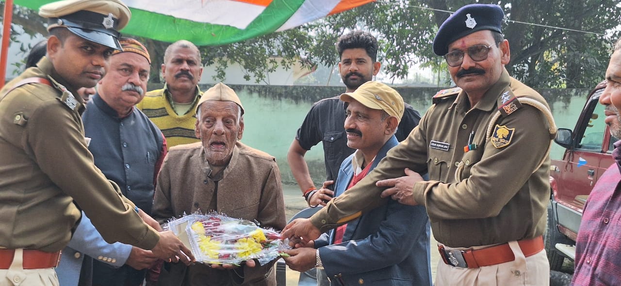 स्वतंत्रता सेनानी भृगुनाथ शर्मा को अनुमंडल प्रशासन ने किया सम्मानित स्वतंत्रता सेनानी भृगुनाथ शर्मा को अनुमंडल प्रशासन ने किया सम्मानित