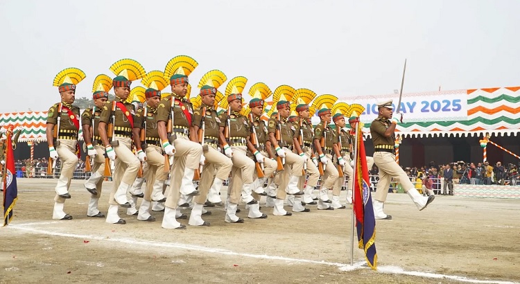 गणतंत्र दिवसः गुवाहाटी में परेड की सलामी लेते राज्यपाल लक्ष्मण प्रसाद आचार्य गणतंत्र दिवसः गुवाहाटी में परेड की सलामी लेते राज्यपाल लक्ष्मण प्रसाद आचार्य