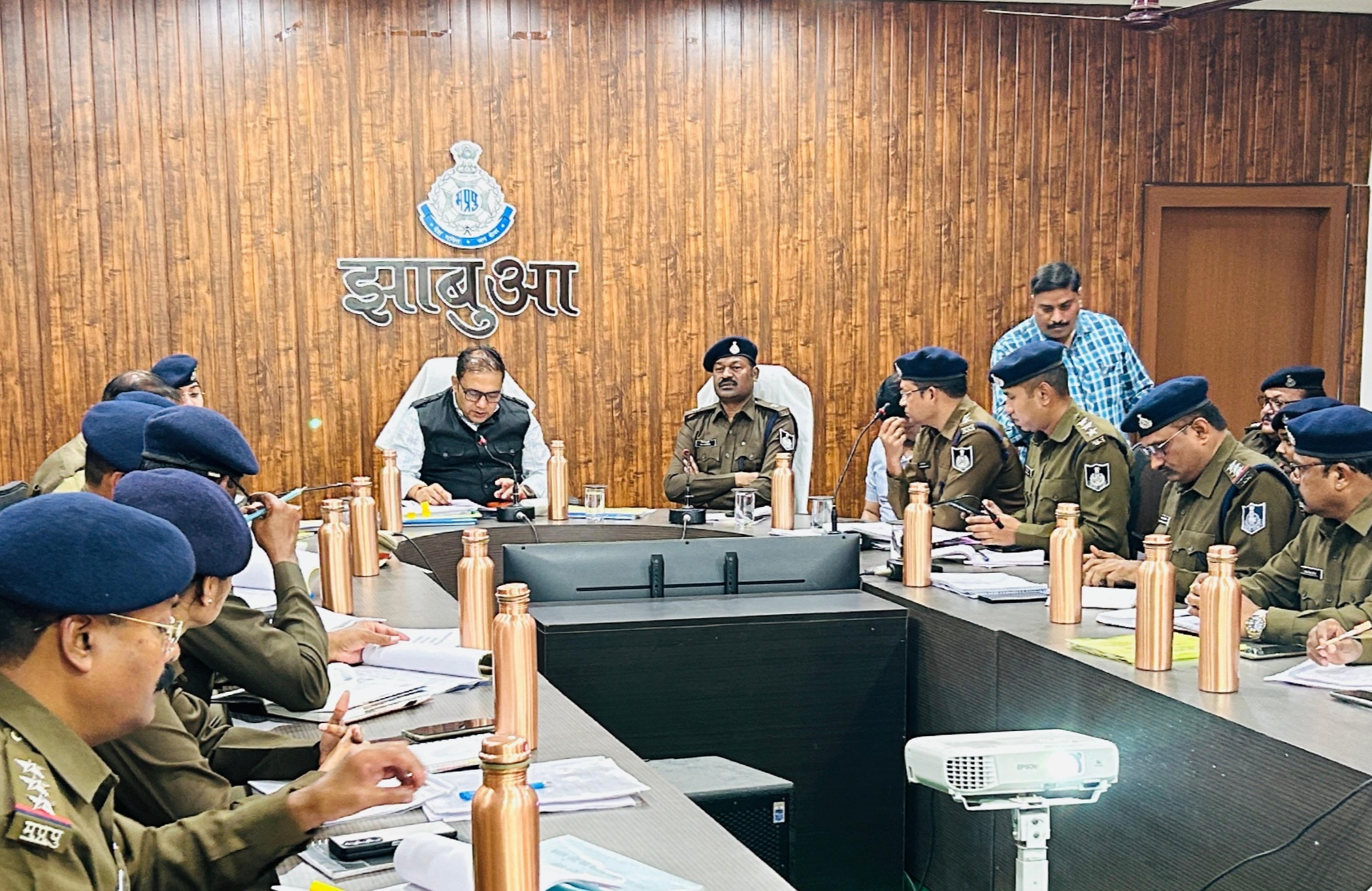 पुलिस कंट्रोल रूम में हुई क्राइम मीटिंग पुलिस कंट्रोल रूम में हुई क्राइम मीटिंग