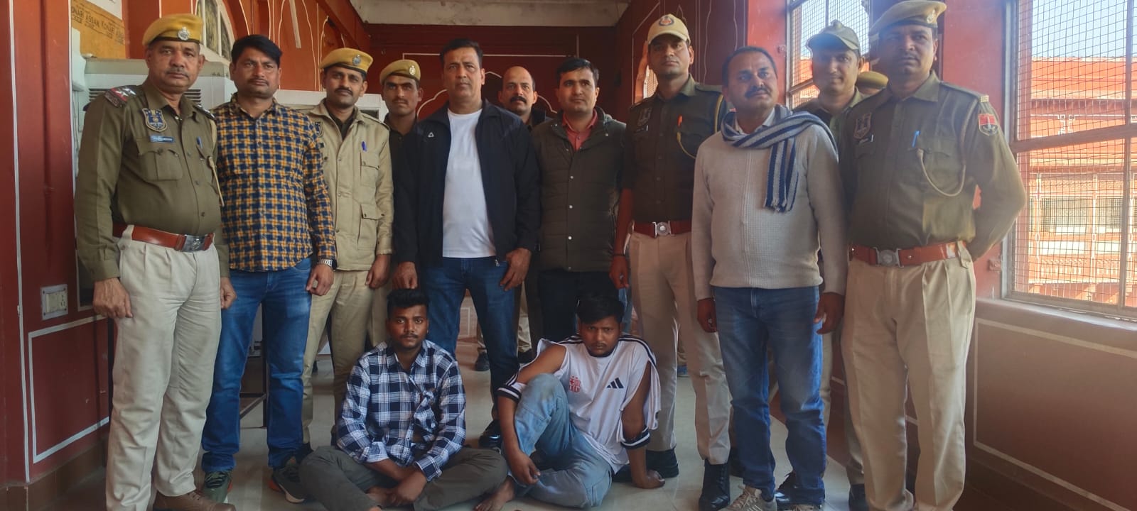 कपडा व्यापारी की पत्नी की हत्या का प्रयास कर पच्चीस लाख रुपये लूटने वाले गिरफ्तार कपडा व्यापारी की पत्नी की हत्या का प्रयास कर पच्चीस लाख रुपये लूटने वाले गिरफ्तार