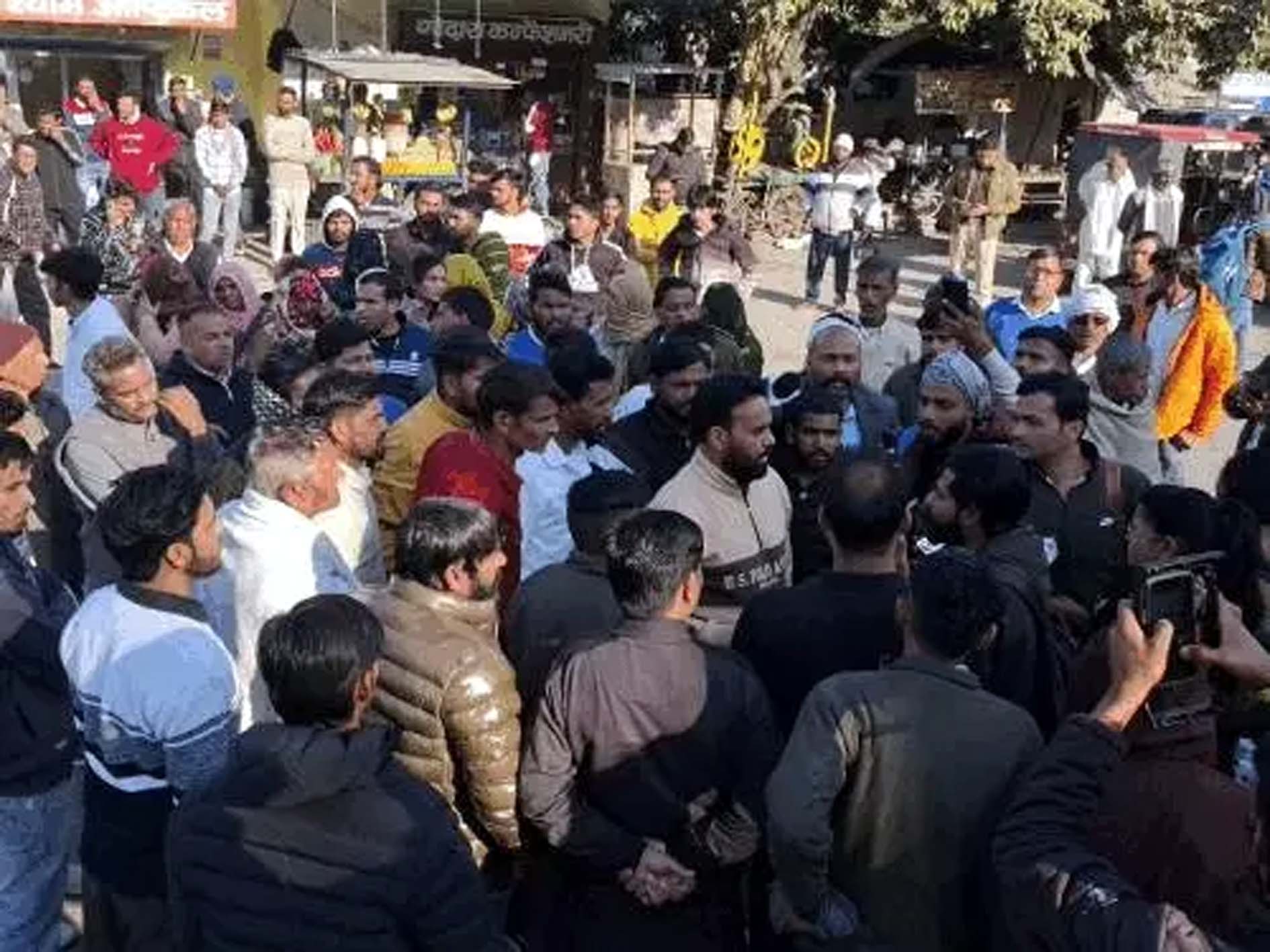 रास्ता जाम करते मृतक के परिजन। रास्ता जाम करते मृतक के परिजन।