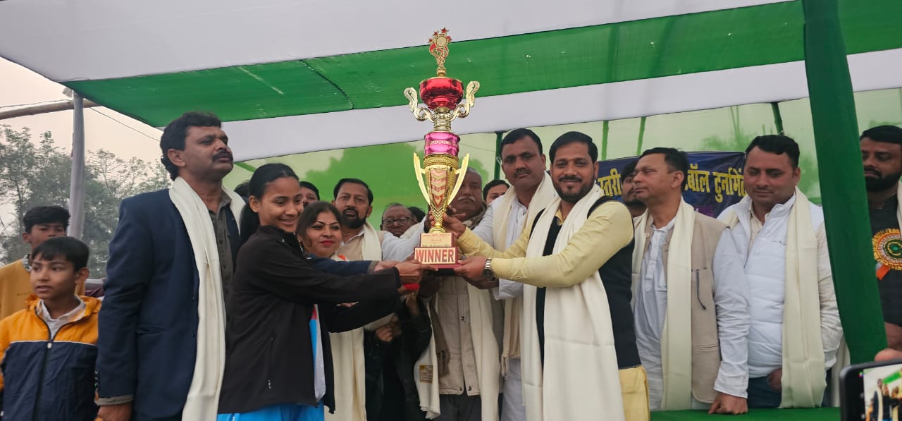 विजेता टीम को पुरस्कृत करते अतिथि विजेता टीम को पुरस्कृत करते अतिथि