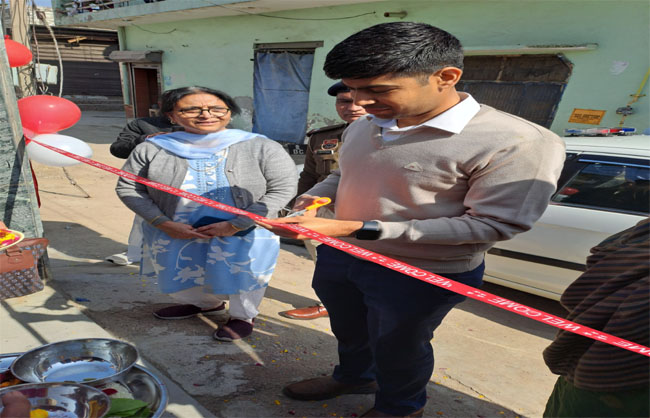 रेवाड़ी के शक्ति नगर में आंगनवाड़ी केंद्र कम क्रेच का उद्घाटन करते हुए उपायुक्त अभिषेक मीणा। रेवाड़ी के शक्ति नगर में आंगनवाड़ी केंद्र कम क्रेच का उद्घाटन करते हुए उपायुक्त अभिषेक मीणा।