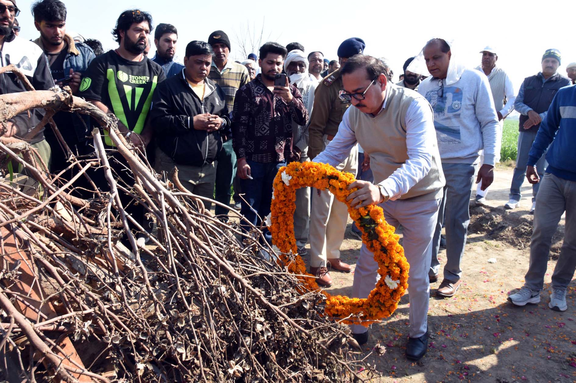सरदार बाज सिंह को श्रद्धांजलि अर्पित करते समाज शिक्षा एवं पंचायत अधिकारी जगदीश सिंह। सरदार बाज सिंह को श्रद्धांजलि अर्पित करते समाज शिक्षा एवं पंचायत अधिकारी जगदीश सिंह।