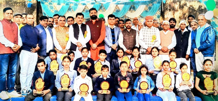 27 Snp-9 सोनीपत: सम्मानित किए गए बच्चों के साथ बैरागी संगठन के सदस्य। 27 Snp-9 सोनीपत: सम्मानित किए गए बच्चों के साथ बैरागी संगठन के सदस्य।