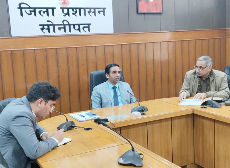 27 Snp-5 सोनीपत: उपायुक्त डॉ. मनोज कुमार अधिकारियों को संबोधित करते हुए। 27 Snp-5 सोनीपत: उपायुक्त डॉ. मनोज कुमार अधिकारियों को संबोधित करते हुए।