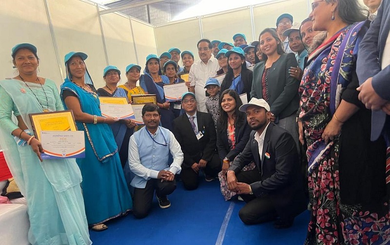 जलापूर्ति और रखरखाव में स्वेच्छा से सहयोग देने वाले सदस्यों जलापूर्ति और रखरखाव में स्वेच्छा से सहयोग देने वाले सदस्यों