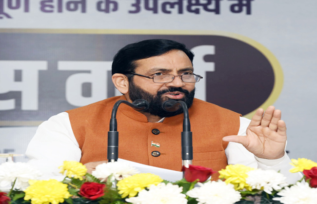 हरियाणा के मुख्यमंत्री नायब सैनी चंडीगढ़ में पत्रकाराें से बातचीत करते हुए