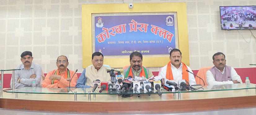 तिलक भवन में आयोजित प्रेस वार्ता में शामिल हुए मंत्री श्री देवांगन तिलक भवन में आयोजित प्रेस वार्ता में शामिल हुए मंत्री श्री देवांगन