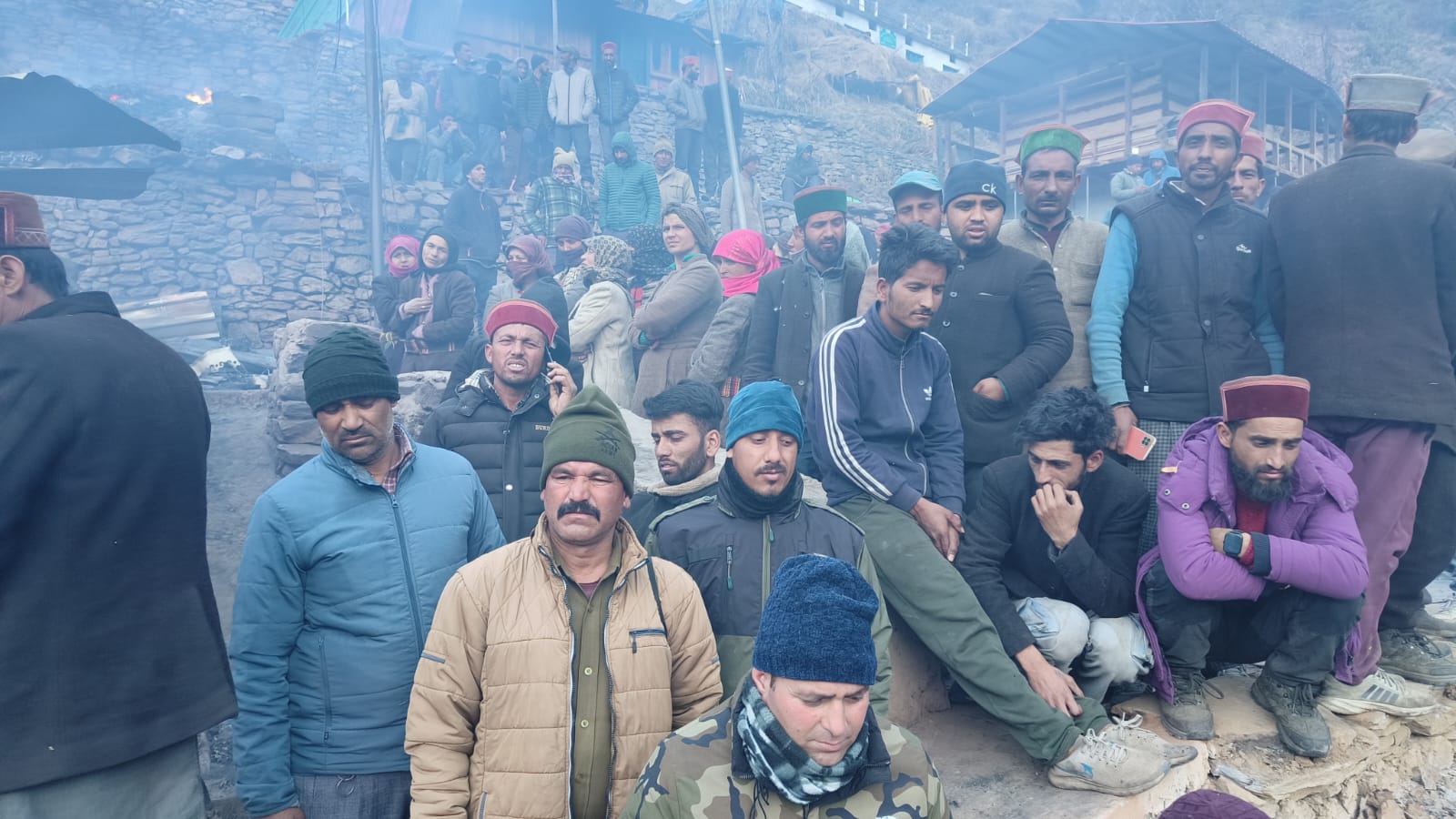 मोरी अग्निकांड से लगभग 25 परिवार प्रभावित, एक बुजुर्ग लापता ।। मोरी अग्निकांड से लगभग 25 परिवार प्रभावित, एक बुजुर्ग लापता ।।