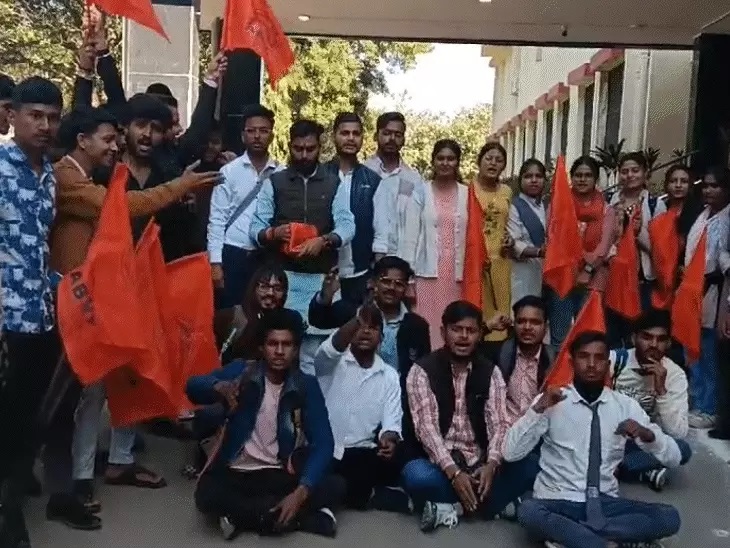 विरोध प्रदर्शन करते हुए हिंदू संगठन के कार्यकर्ता विरोध प्रदर्शन करते हुए हिंदू संगठन के कार्यकर्ता