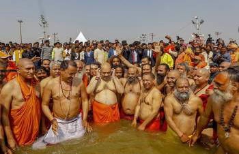 केंद्रीय गृह मंत्री अमित शाह संतों संग संगम में स्नान करते हुए केंद्रीय गृह मंत्री अमित शाह संतों संग संगम में स्नान करते हुए