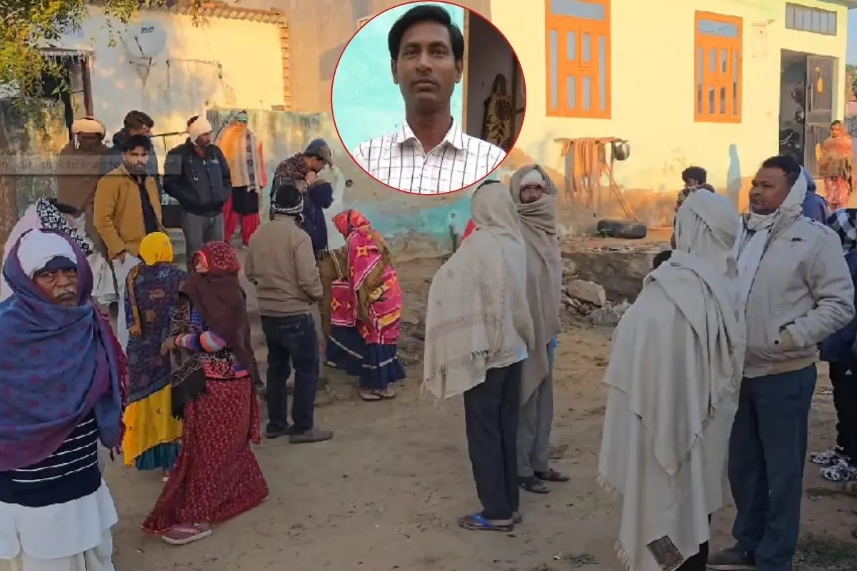 मृतक के घर के बाहर जुटी भीड़। मृतक के घर के बाहर जुटी भीड़।
