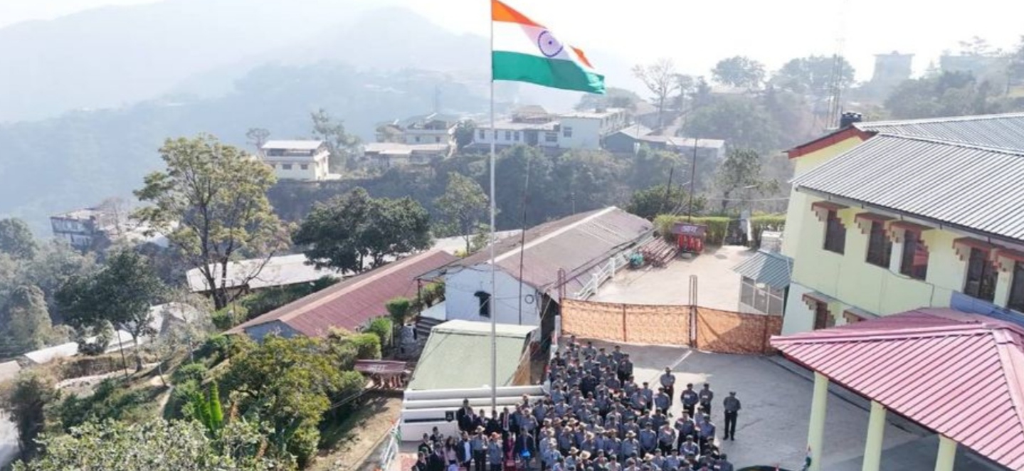 असम राइफल्स द्वारा 76वें गणतंत्र दिवस पर मिजोरम में फहराये गए सबसे ऊंचे राष्ट्रीय ध्वज की तस्वीर। असम राइफल्स द्वारा 76वें गणतंत्र दिवस पर मिजोरम में फहराये गए सबसे ऊंचे राष्ट्रीय ध्वज की तस्वीर।