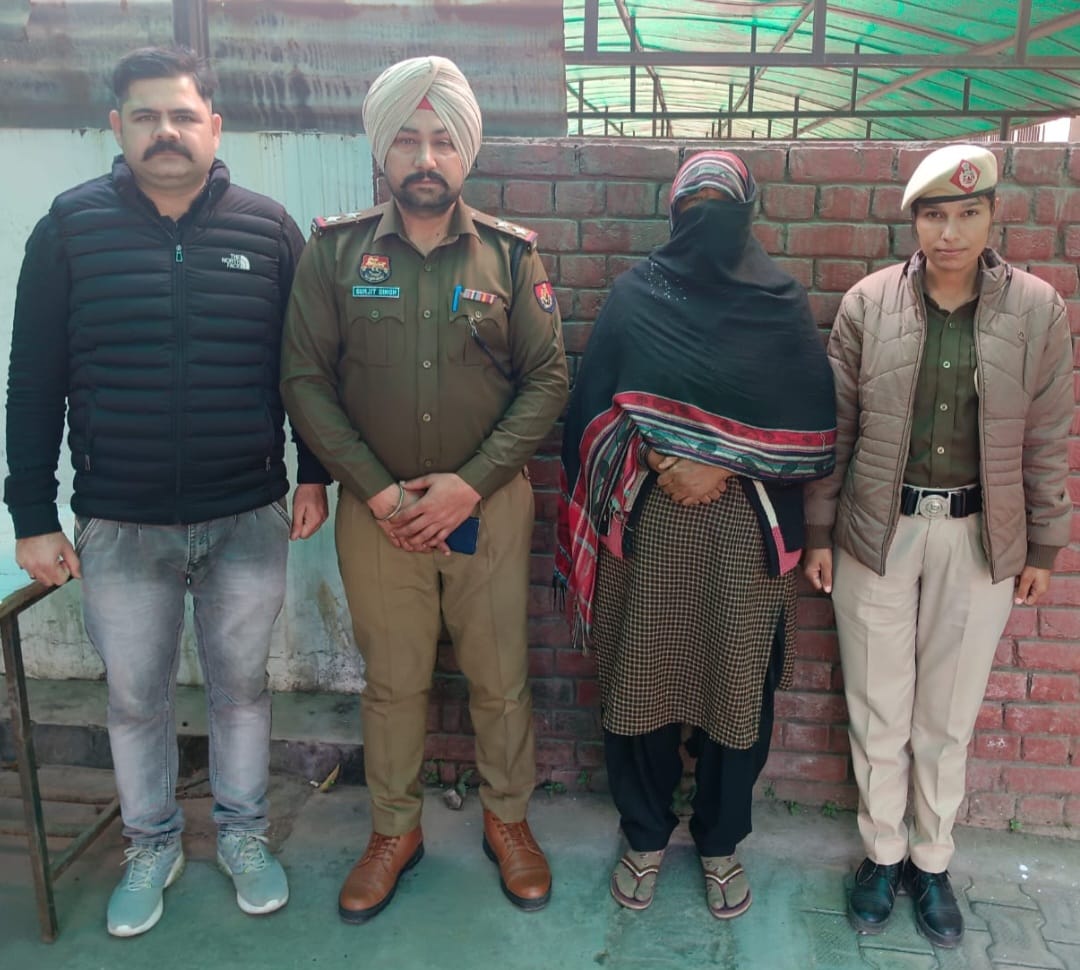 पुलिस की गिरफ्त में महिला पुलिस की गिरफ्त में महिला