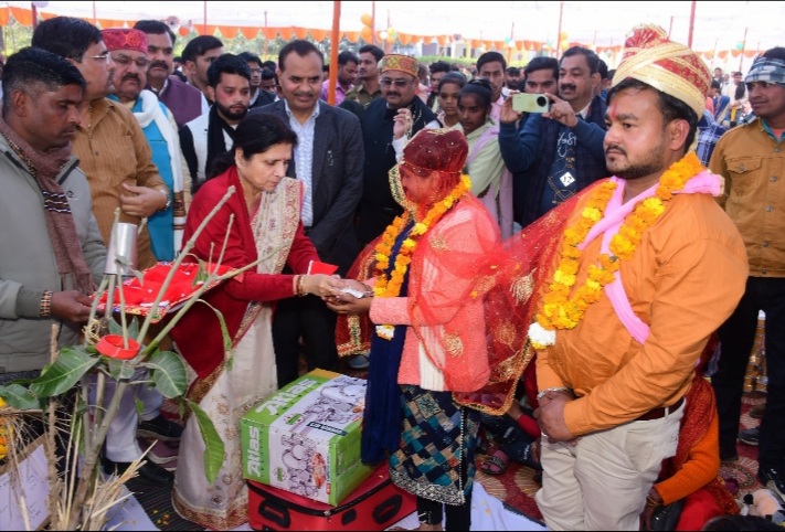 कन्नौज: रीति रिवाज के साथ 129 हिन्दू एवं मुस्लिम जोड़े परिणय सूत्र में बंधे कन्नौज: रीति रिवाज के साथ 129 हिन्दू एवं मुस्लिम जोड़े परिणय सूत्र में बंधे