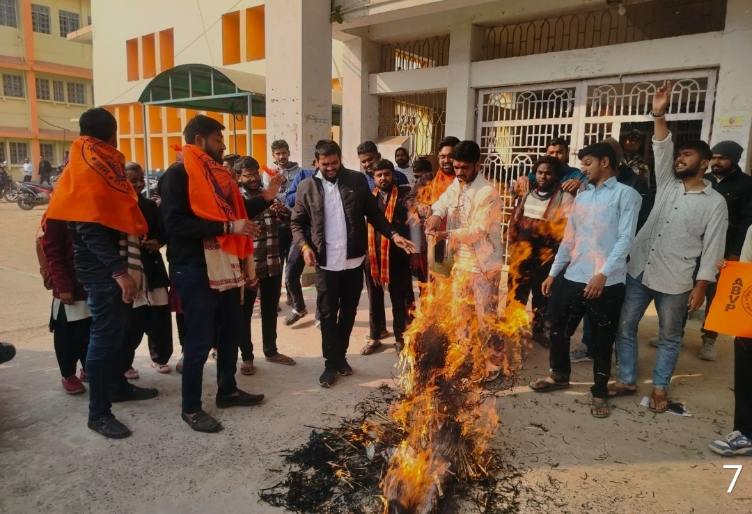 पुतला जलाते एबीवीपी कार्यकर्ता पुतला जलाते एबीवीपी कार्यकर्ता