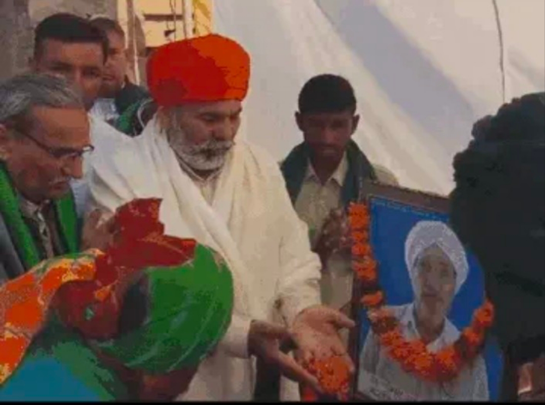 मृतक किसान नेता को श्रद्धांजलि देते हुए राकेश टिकैत मृतक किसान नेता को श्रद्धांजलि देते हुए राकेश टिकैत