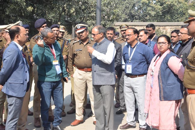 जीएम काे अवगत कराते डीआरएम