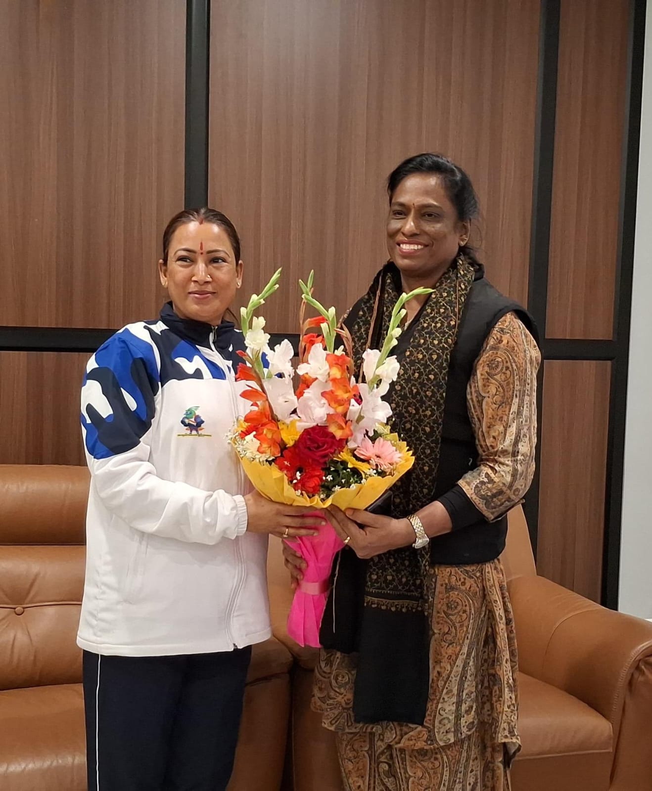 भारतीय ओलम्पिक संघ की अध्यक्ष पीटी ऊषा का बुके देकर स्वागत करती खेल मंत्री रेखा आर्या। भारतीय ओलम्पिक संघ की अध्यक्ष पीटी ऊषा का बुके देकर स्वागत करती खेल मंत्री रेखा आर्या।
