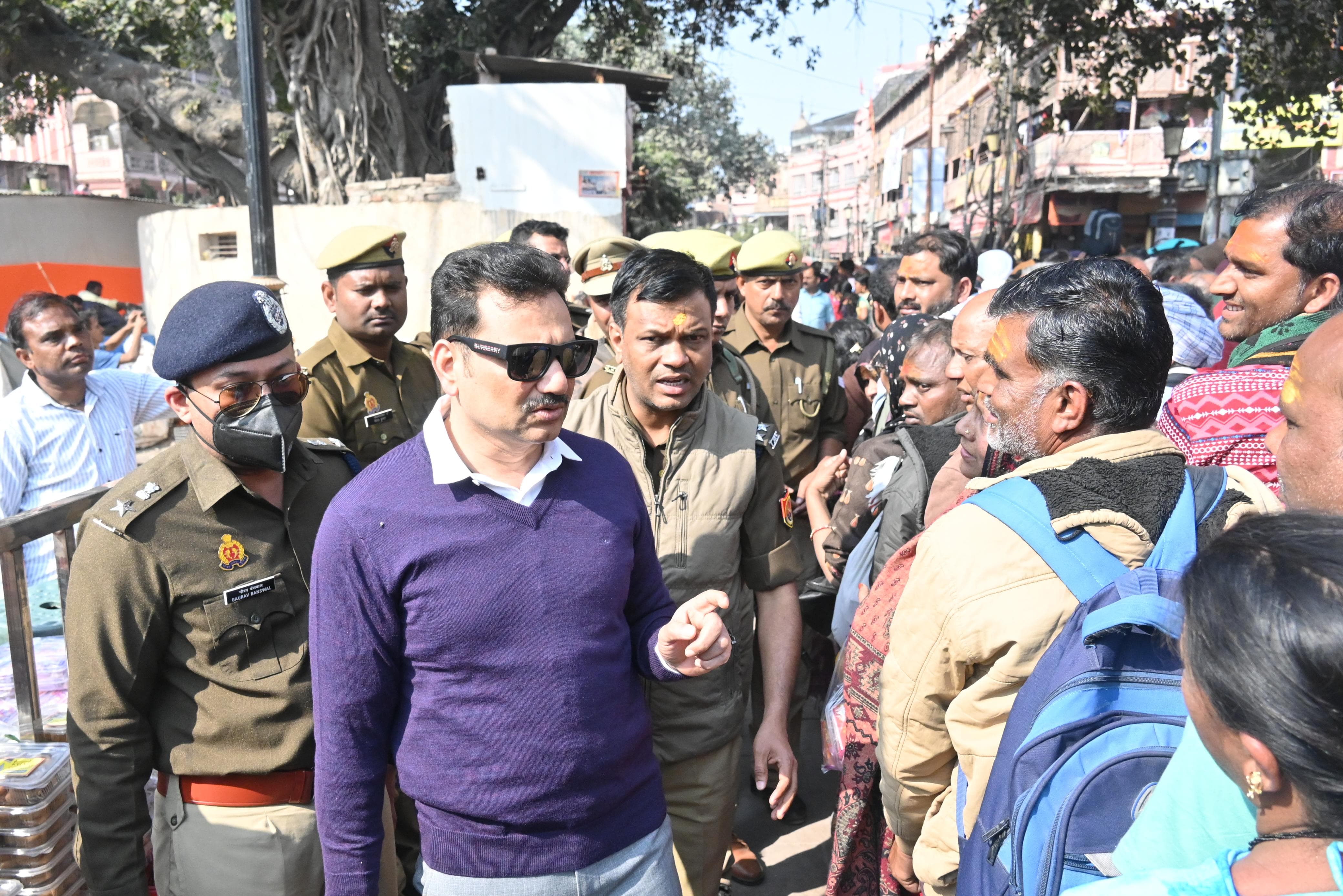 श्रद्धालुओं से संवाद करते पुलिस कमिश्नर: फोटो बच्चा गुप्ता श्रद्धालुओं से संवाद करते पुलिस कमिश्नर: फोटो बच्चा गुप्ता