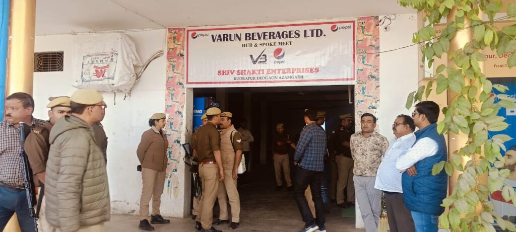पीड़ित व्यापारी की एजेंसी पर जांच करती पुलिस पीड़ित व्यापारी की एजेंसी पर जांच करती पुलिस