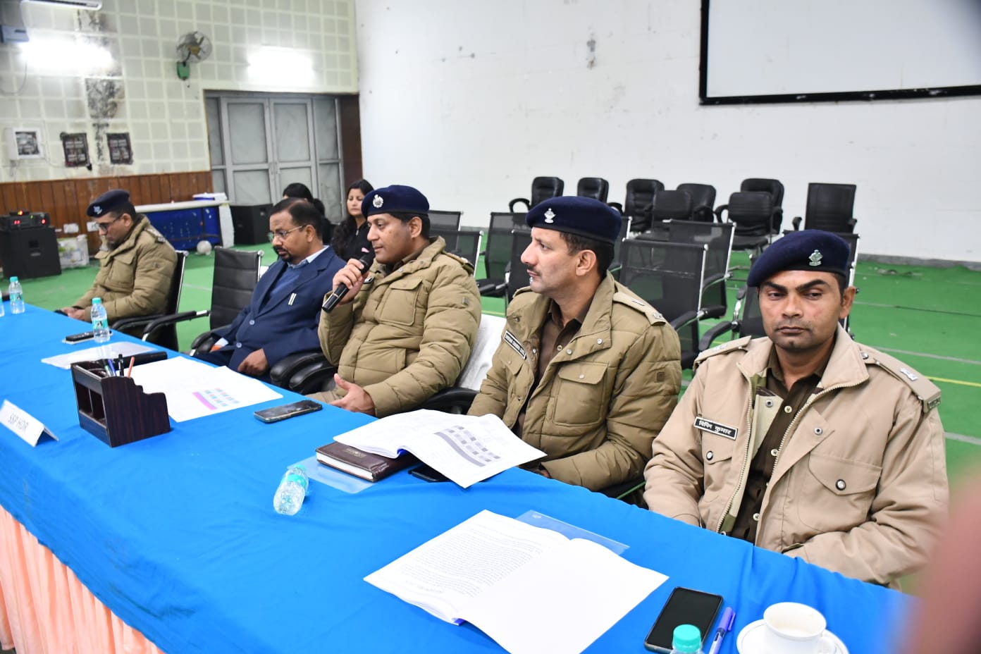 पुलिस को ब्रीफ करते हुए पुलिस को ब्रीफ करते हुए