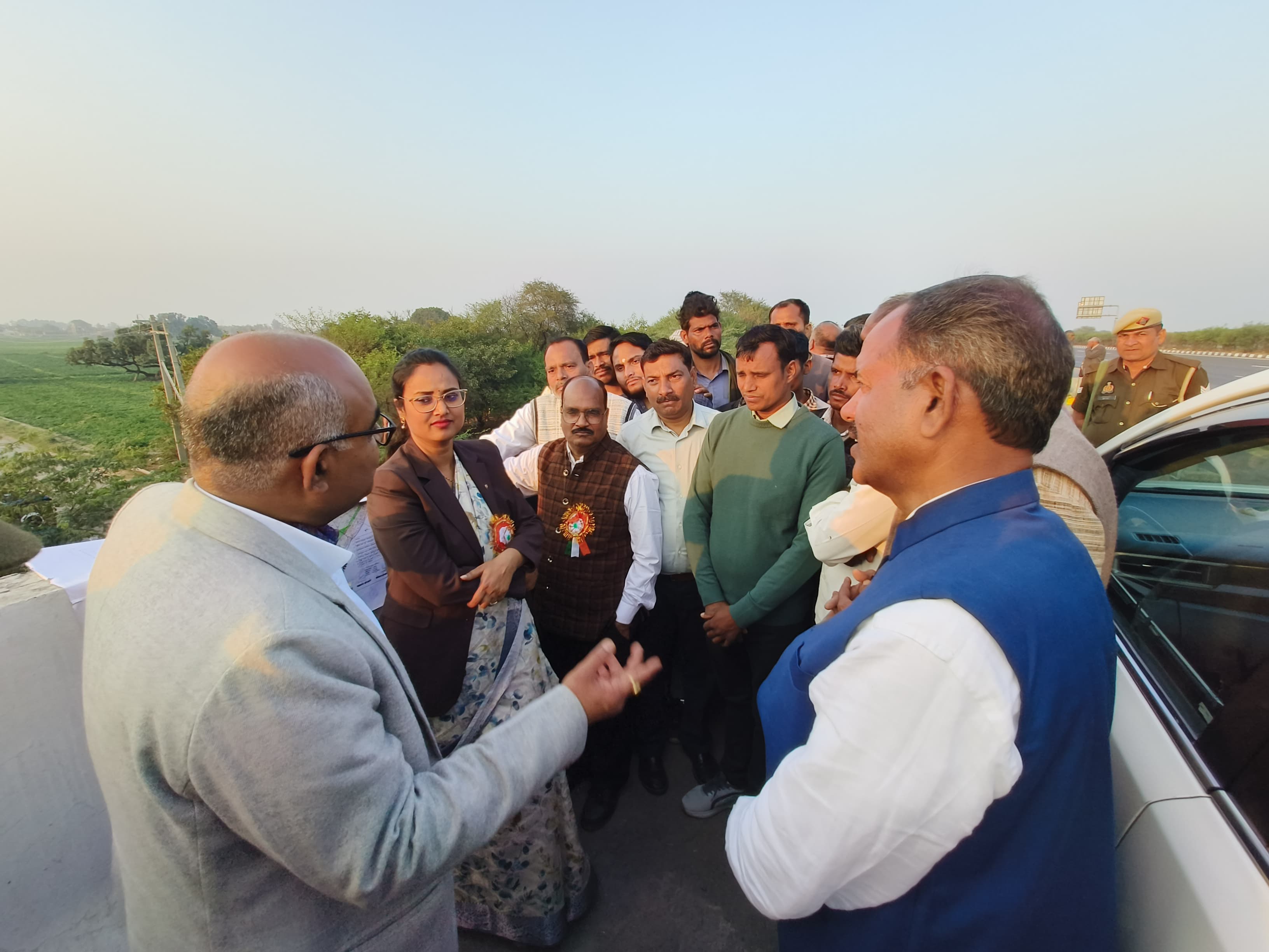 ग्रामीणों से बात करते जिलाधिकारी ग्रामीणों से बात करते जिलाधिकारी