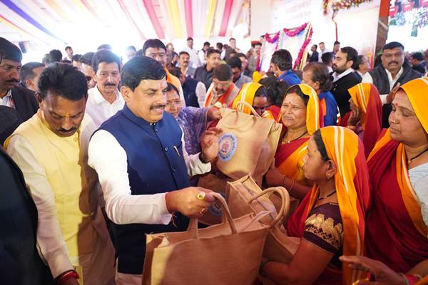 मुख्यमंत्री इंदौर में जन कल्याण अभियान के समापन कार्यक्रम में हुए शामिल मुख्यमंत्री इंदौर में जन कल्याण अभियान के समापन कार्यक्रम में हुए शामिल