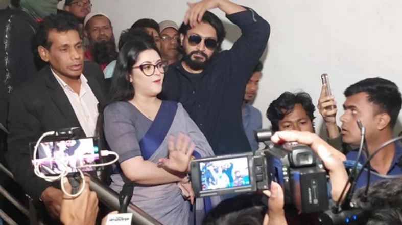 ढाका में आज अभिनेत्री पोरी मोनी अदालत में हाजिर हुईं। ढाका में आज अभिनेत्री पोरी मोनी अदालत में हाजिर हुईं।