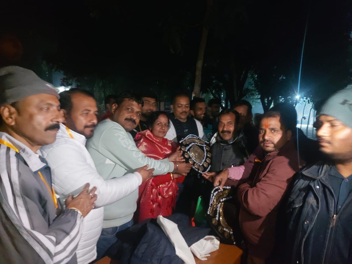 अररिया फोटो:विजेता और उपविजेता टीम को पुरस्कार अररिया फोटो:विजेता और उपविजेता टीम को पुरस्कार
