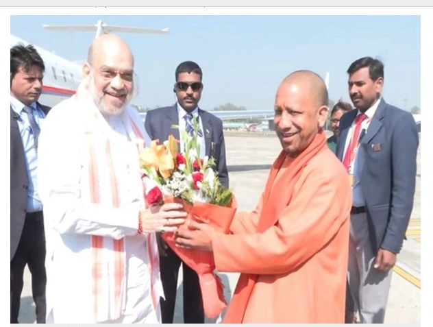 केंद्रीय गृहमंत्री अमित शाह का स्वागत करते उप्र के मुख्यमंत्री योगी आदित्यनाथ