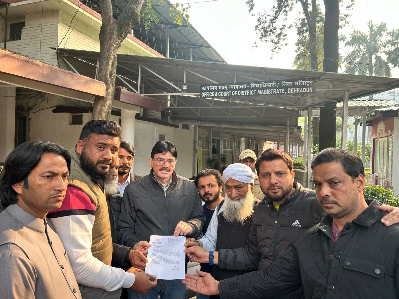 मुस्लिम सेवा संगठन के  पदाधिकारी जिलाधिकारी कार्यालय में राज्यपाल के नाम ज्ञापन देते हुए।