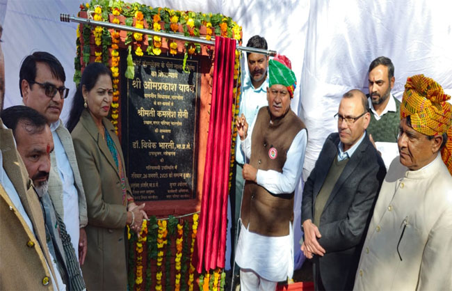 नाले के निर्माण कार्य का शिलान्यास करते विधायक ओम प्रकाश यादव। नाले के निर्माण कार्य का शिलान्यास करते विधायक ओम प्रकाश यादव।
