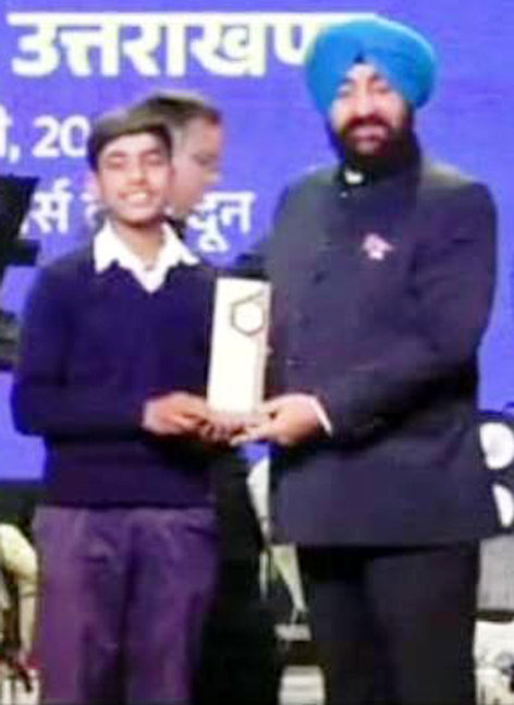 हर्षित जोशी को सम्मानित करते राज्यपाल। हर्षित जोशी को सम्मानित करते राज्यपाल।