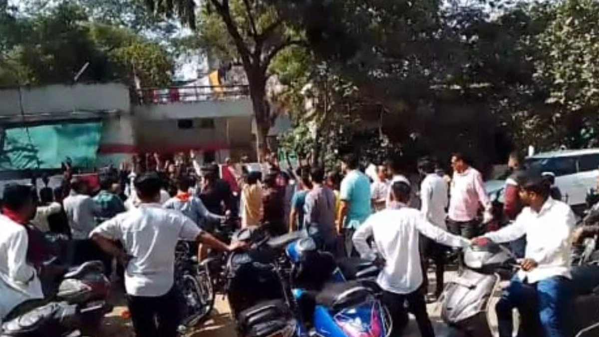 मितान विहार कालोनी में मतांतरण को लेकर जमकर हंगामा मितान विहार कालोनी में मतांतरण को लेकर जमकर हंगामा