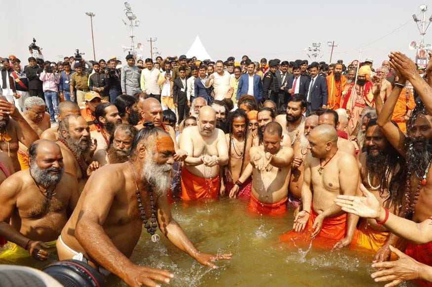 संगम में स्नान करते केंद्रीय गृह मंत्री संगम में स्नान करते केंद्रीय गृह मंत्री
