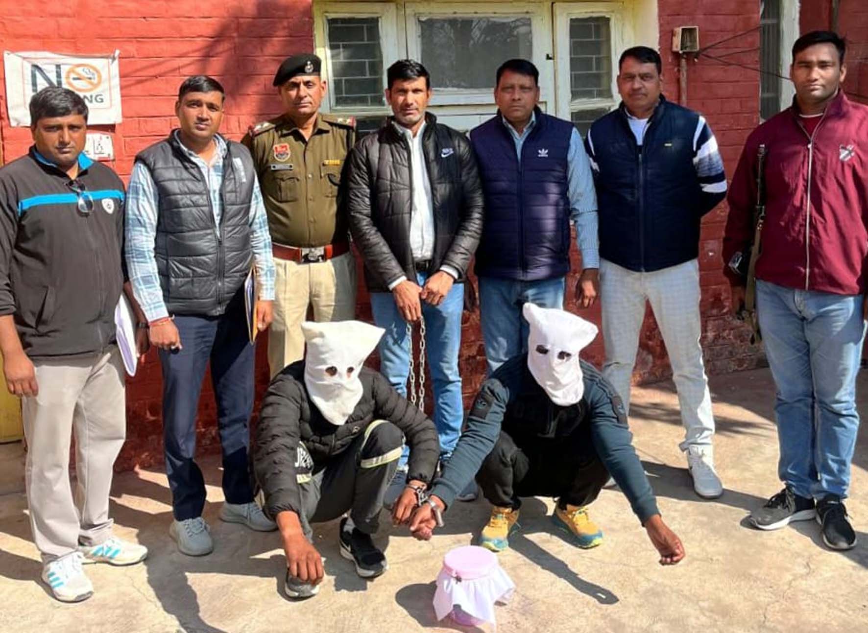 ढाणी चद्दर पुल में हत्या की वारदात को अंजाम देने के आरोप पकड़े गए आरोपी पुलिस गिरफ्त में। ढाणी चद्दर पुल में हत्या की वारदात को अंजाम देने के आरोप पकड़े गए आरोपी पुलिस गिरफ्त में।