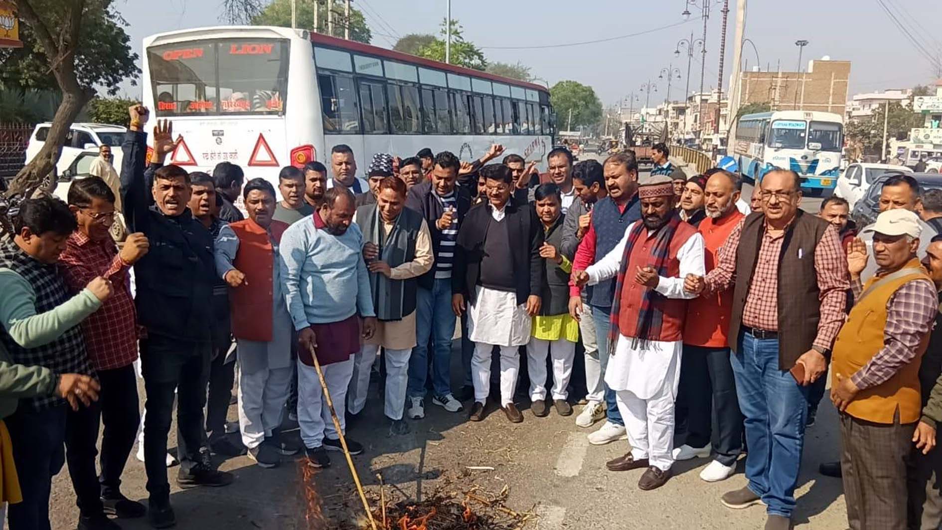 प्रदर्शन करते व पुतला फूंकते भाजपा पदाधिकारी व कार्यकर्ता। प्रदर्शन करते व पुतला फूंकते भाजपा पदाधिकारी व कार्यकर्ता।