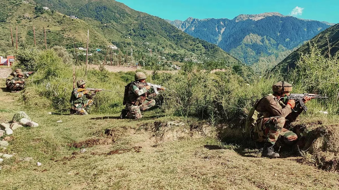 नियंत्रण रेखा के पास ऊंचाई वाले और जंगली इलाकों में सुरक्षाबलों ने बड़े पैमाने पर चलाया तलाशी अभियान नियंत्रण रेखा के पास ऊंचाई वाले और जंगली इलाकों में सुरक्षाबलों ने बड़े पैमाने पर चलाया तलाशी अभियान