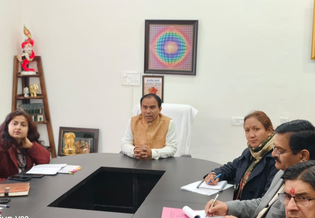विभागीय मंत्री डॉ धन सिंह रावत बैठक लेते। विभागीय मंत्री डॉ धन सिंह रावत बैठक लेते।