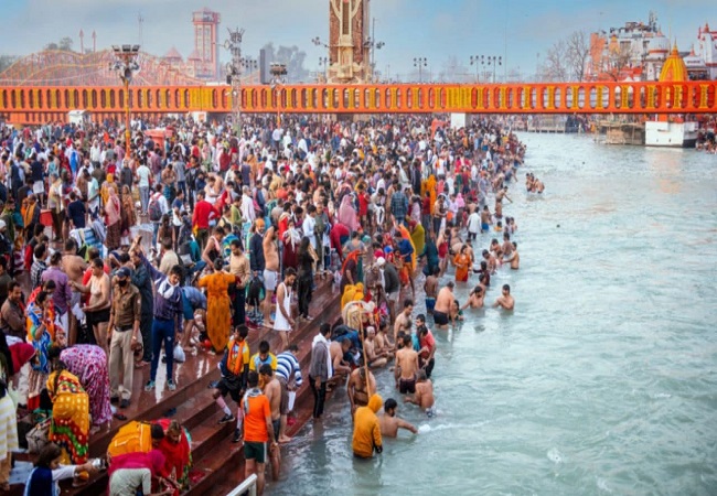 संगम में स्नान करते श्रद्धालु संगम में स्नान करते श्रद्धालु