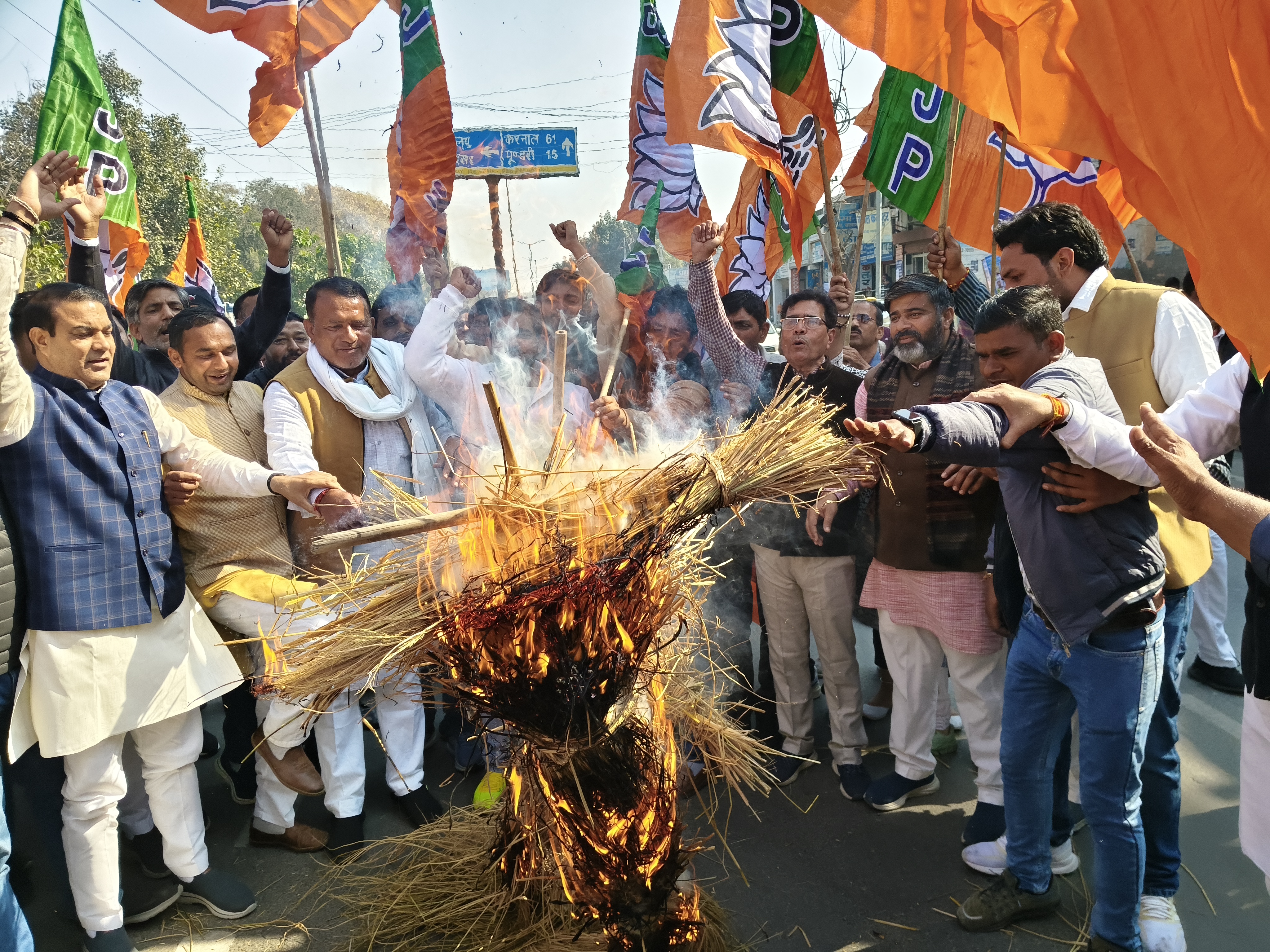 करनाल रोड चौराहे पर केजरीवाल और आतिशी का पुतला जलाते हुए भाजपा कार्यकर्ता करनाल रोड चौराहे पर केजरीवाल और आतिशी का पुतला जलाते हुए भाजपा कार्यकर्ता