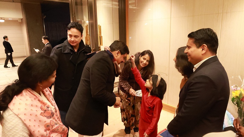 प्रवासी भारतीयों ने तिलक लगाकर किया अभिनंदन प्रवासी भारतीयों ने तिलक लगाकर किया अभिनंदन