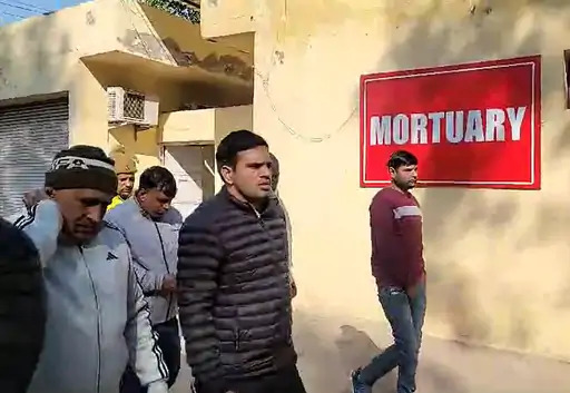 अस्पताल में पहुंचे बच्चे के परिजन। उन्होंने स्कूल प्रबंधन और ड्राइवर के खिलाफ कड़ी कार्रवाई की मांग की। अस्पताल में पहुंचे बच्चे के परिजन। उन्होंने स्कूल प्रबंधन और ड्राइवर के खिलाफ कड़ी कार्रवाई की मांग की।