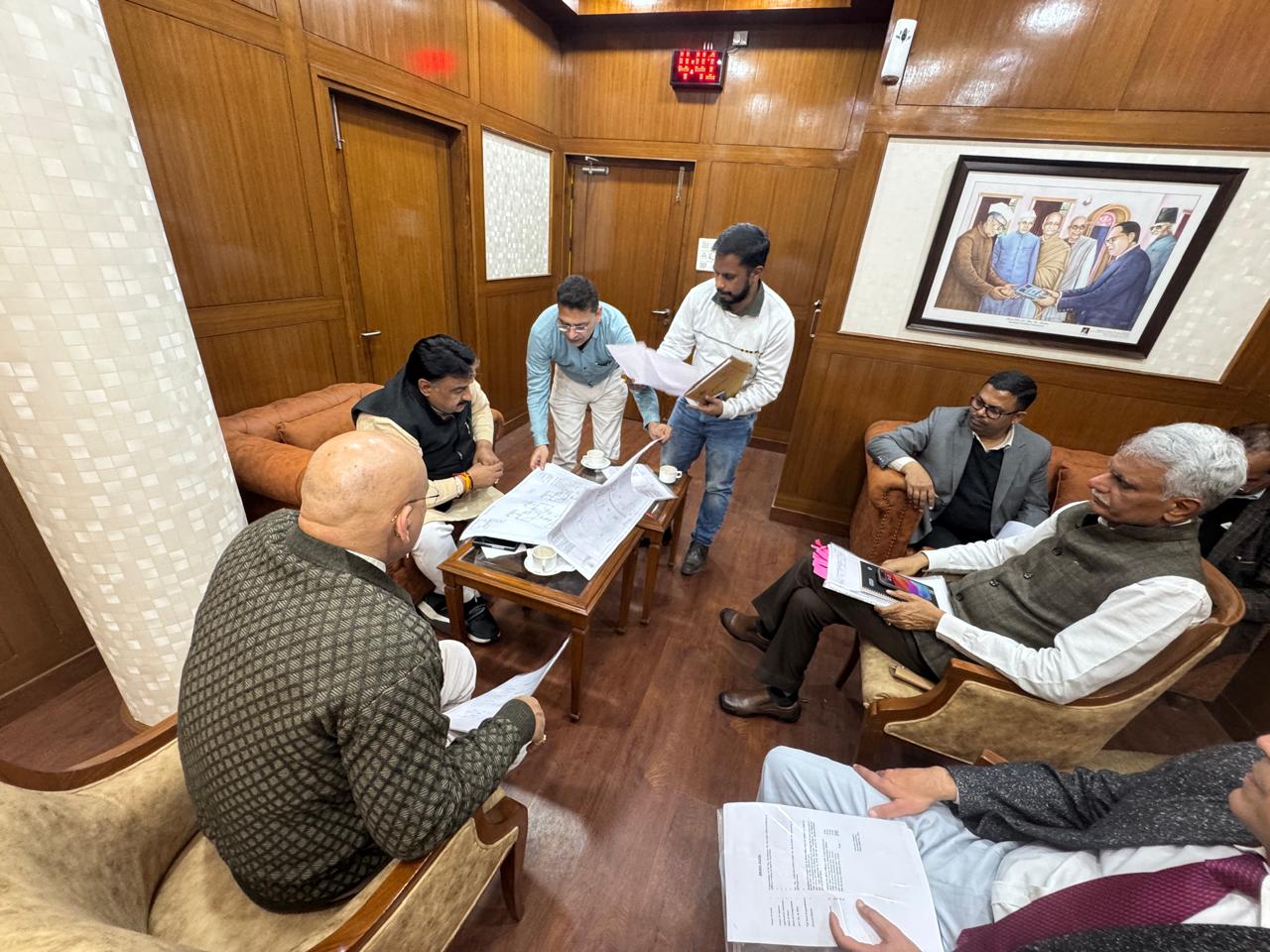 अधिकारियों को निर्देश देते हुए डिप्टी स्पीकर डा. कृष्ण मिड्ढा। अधिकारियों को निर्देश देते हुए डिप्टी स्पीकर डा. कृष्ण मिड्ढा।