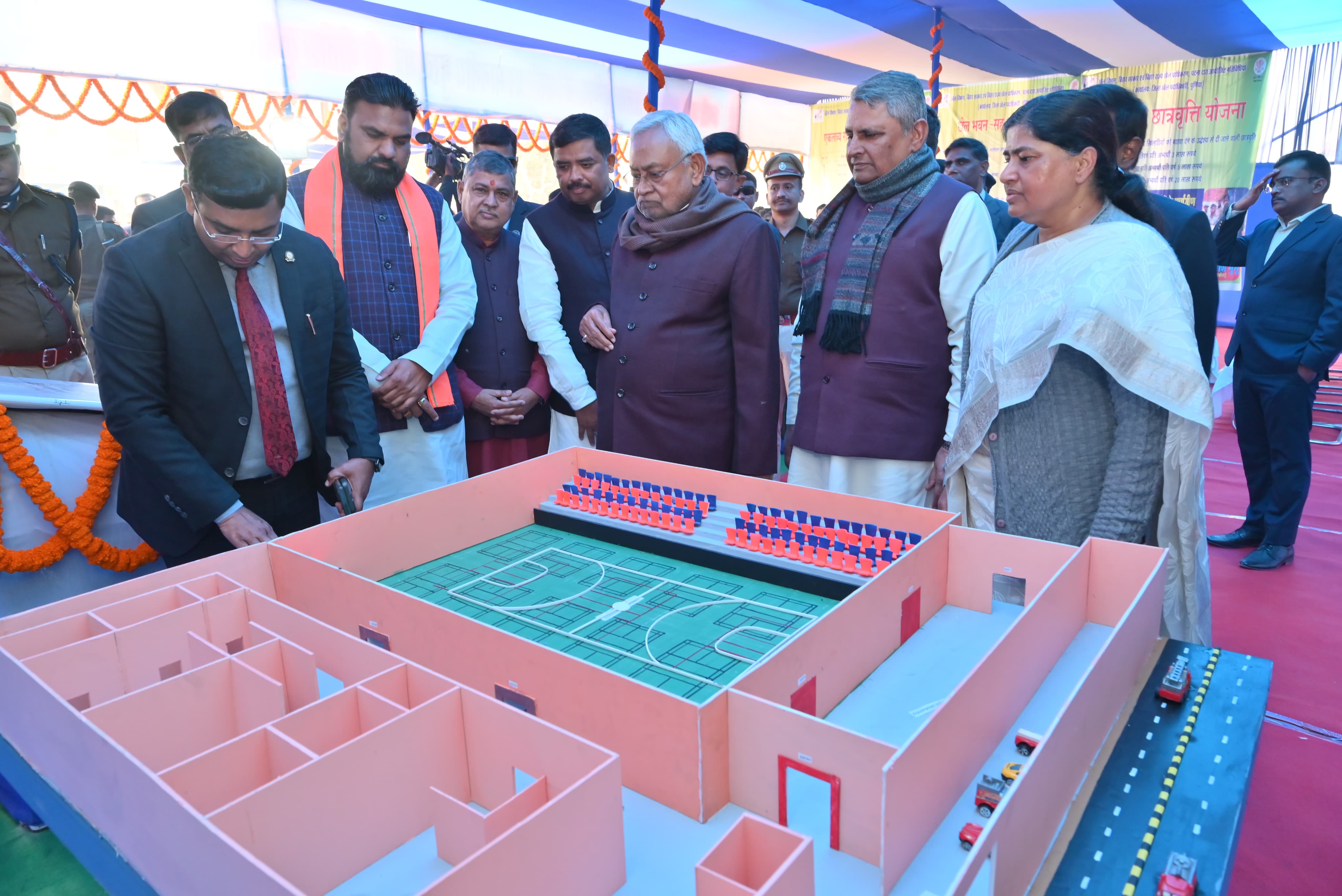 प्लानर दिखाते जिलाधिकारी प्लानर दिखाते जिलाधिकारी