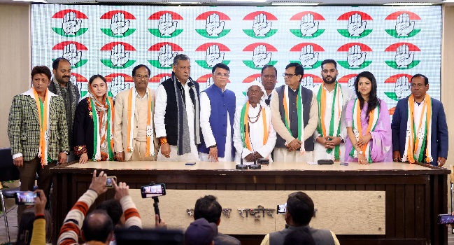 नई दिल्लीः एआईसीसी मुख्यालय में दिल्ली, हरियाणा, बिहार और उप्र के आठ नामचीन लोगों ने मंगलवार को कांग्रेस पार्टी ज्वाइन की। इस मौके पर कांग्रेस नेता पवन खेड़ा और अन्य पदाधिकारी नई दिल्लीः एआईसीसी मुख्यालय में दिल्ली, हरियाणा, बिहार और उप्र के आठ नामचीन लोगों ने मंगलवार को कांग्रेस पार्टी ज्वाइन की। इस मौके पर कांग्रेस नेता पवन खेड़ा और अन्य पदाधिकारी